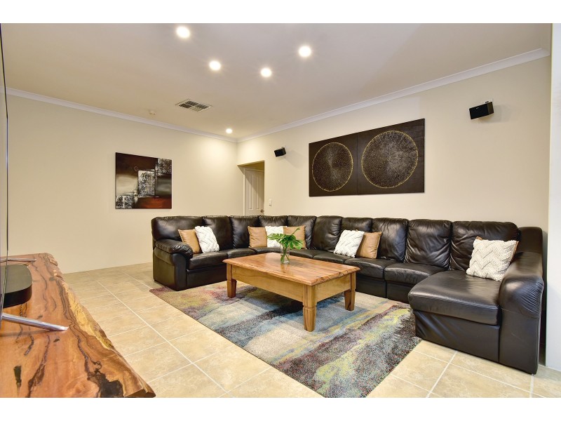 19 Minjah Circuit, Carramar WA 6031