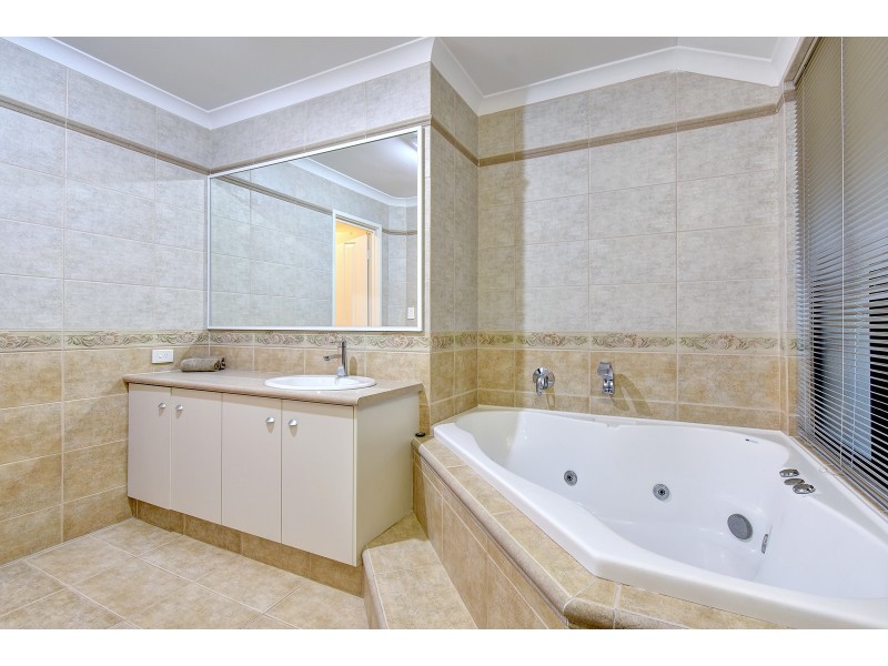 19 Minjah Circuit, Carramar WA 6031