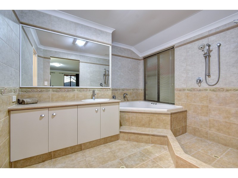 19 Minjah Circuit, Carramar WA 6031