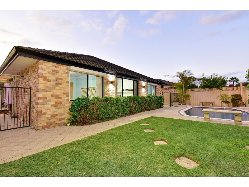 19 Minjah Circuit, Carramar WA 6031