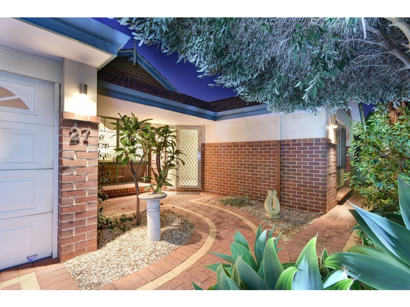 27 Allanbi Circle, Carramar WA 6031