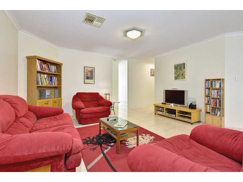 27 Allanbi Circle, Carramar WA 6031