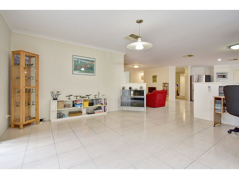 27 Allanbi Circle, Carramar WA 6031