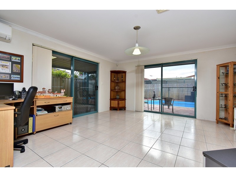 27 Allanbi Circle, Carramar WA 6031