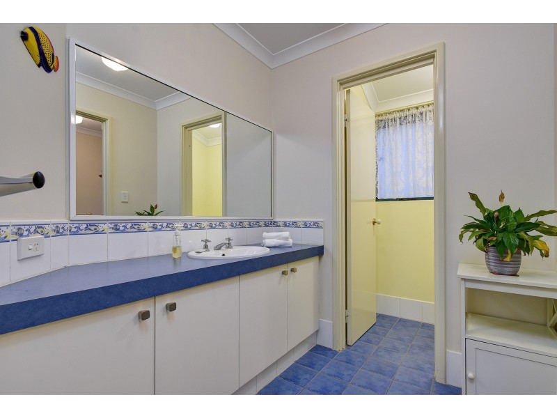 27 Allanbi Circle, Carramar WA 6031