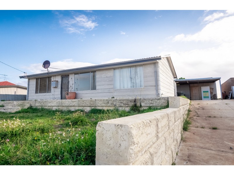 8 Douglas Street, Seabird WA 6042