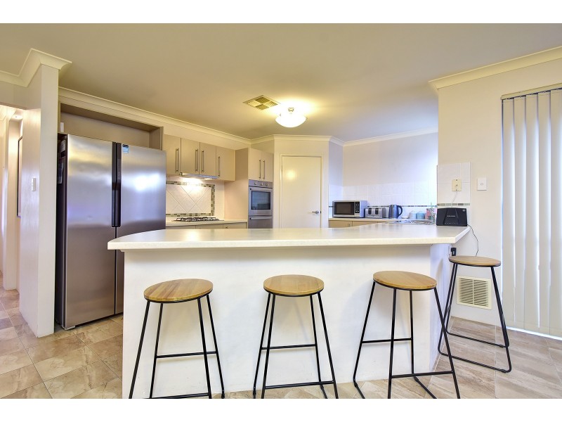 25 Lauderdale Ramble, Carramar WA 6031