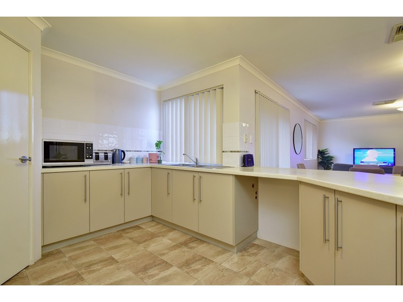 25 Lauderdale Ramble, Carramar WA 6031