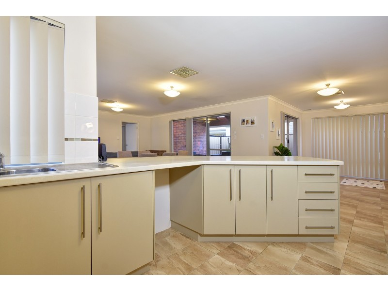 25 Lauderdale Ramble, Carramar WA 6031