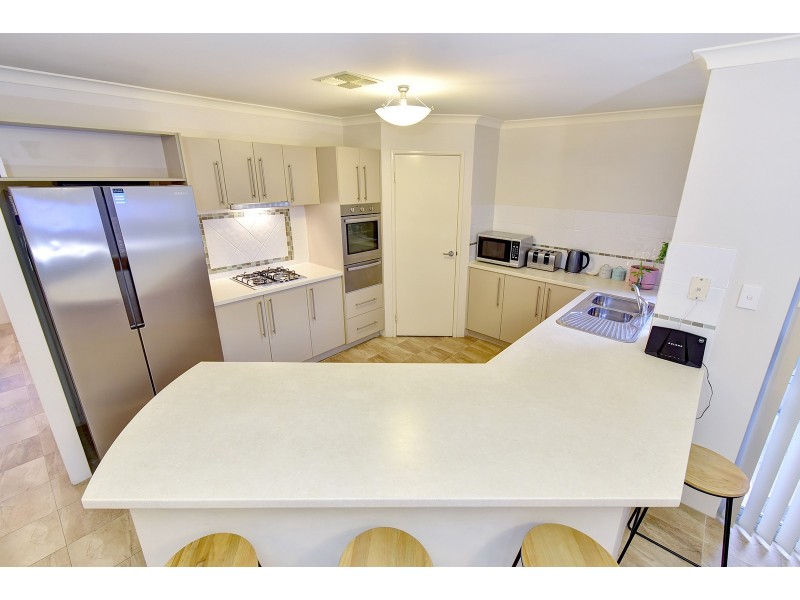 25 Lauderdale Ramble, Carramar WA 6031