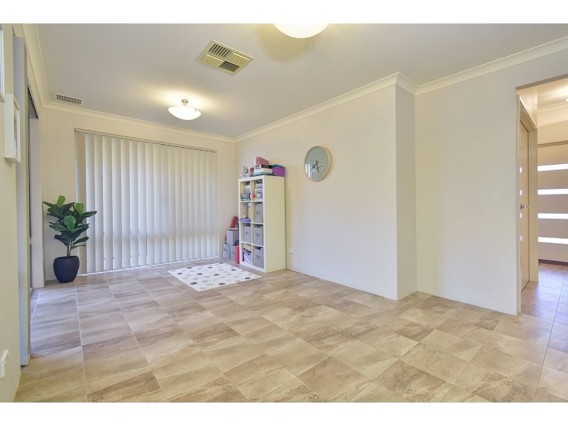 25 Lauderdale Ramble, Carramar WA 6031