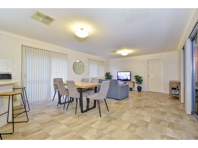 25 Lauderdale Ramble, Carramar WA 6031