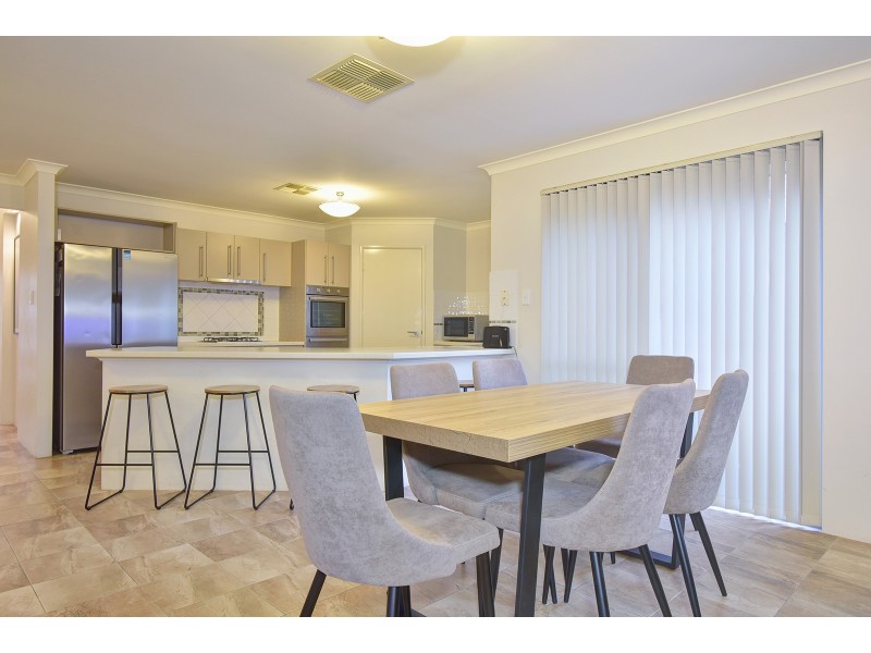 25 Lauderdale Ramble, Carramar WA 6031