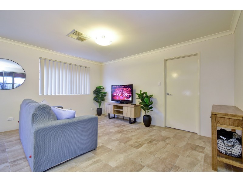 25 Lauderdale Ramble, Carramar WA 6031