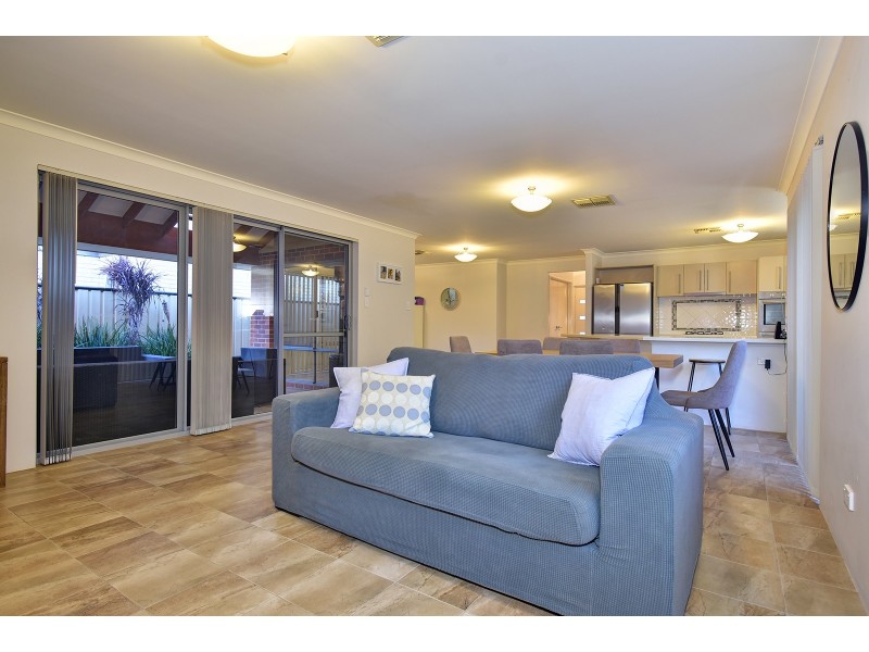 25 Lauderdale Ramble, Carramar WA 6031