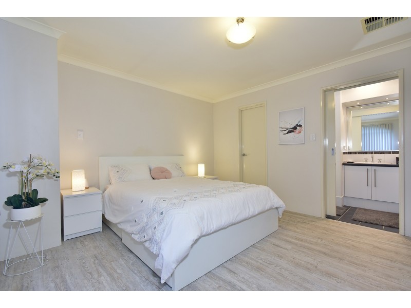 25 Lauderdale Ramble, Carramar WA 6031