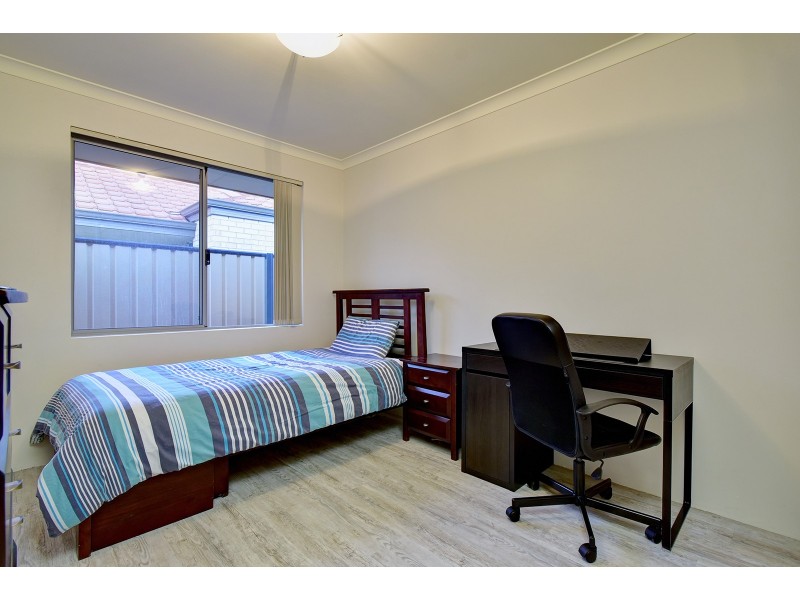 25 Lauderdale Ramble, Carramar WA 6031