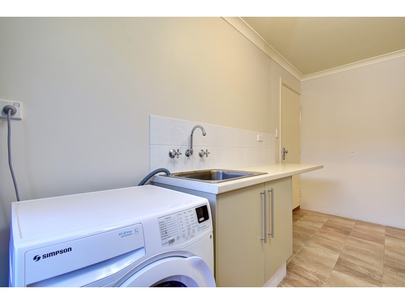 25 Lauderdale Ramble, Carramar WA 6031