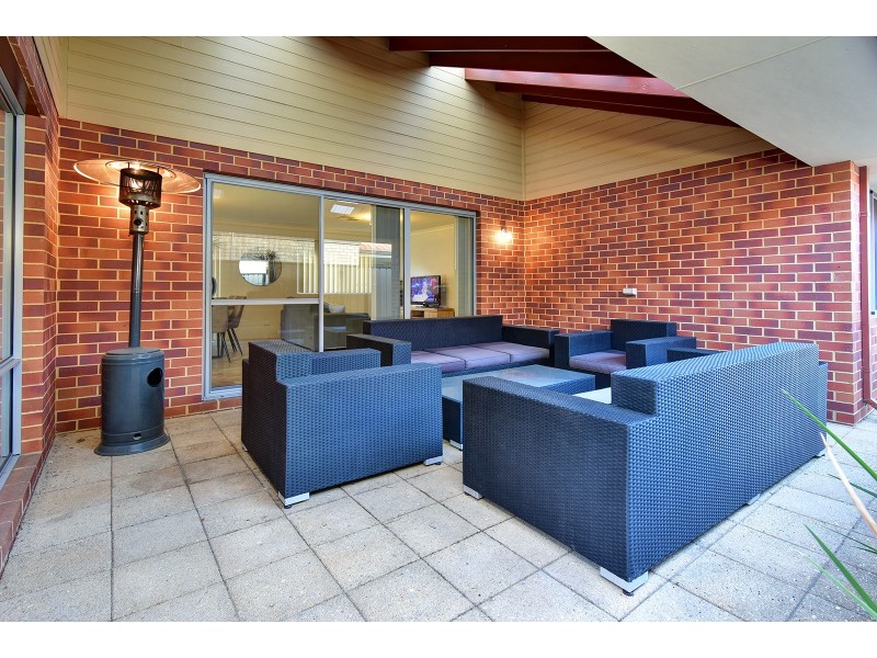 25 Lauderdale Ramble, Carramar WA 6031