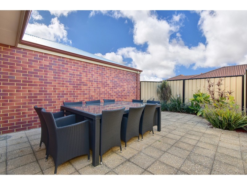 25 Lauderdale Ramble, Carramar WA 6031