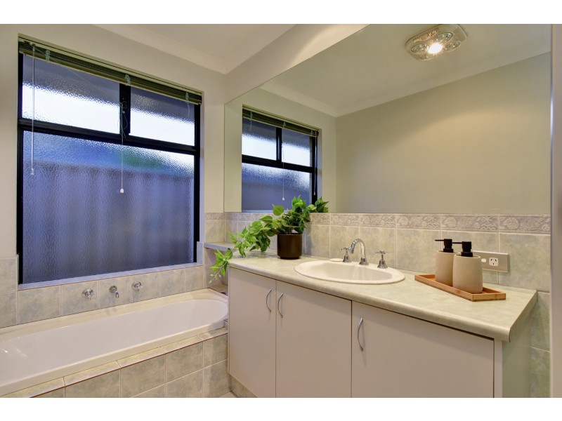 23 Allanbi Circle, Carramar WA 6031