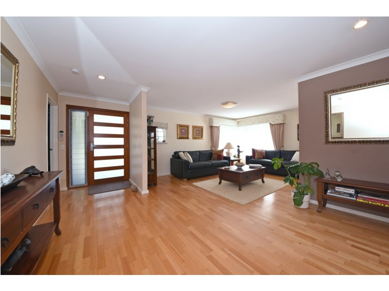 32 Broadbeach Boulevard, Hillarys WA 6025