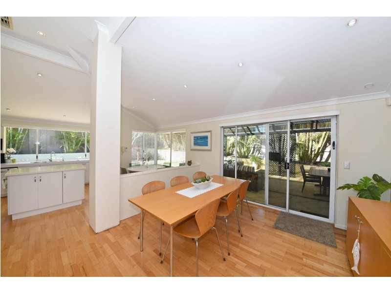 32 Broadbeach Boulevard, Hillarys WA 6025