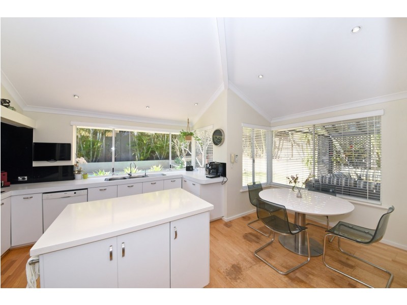 32 Broadbeach Boulevard, Hillarys WA 6025