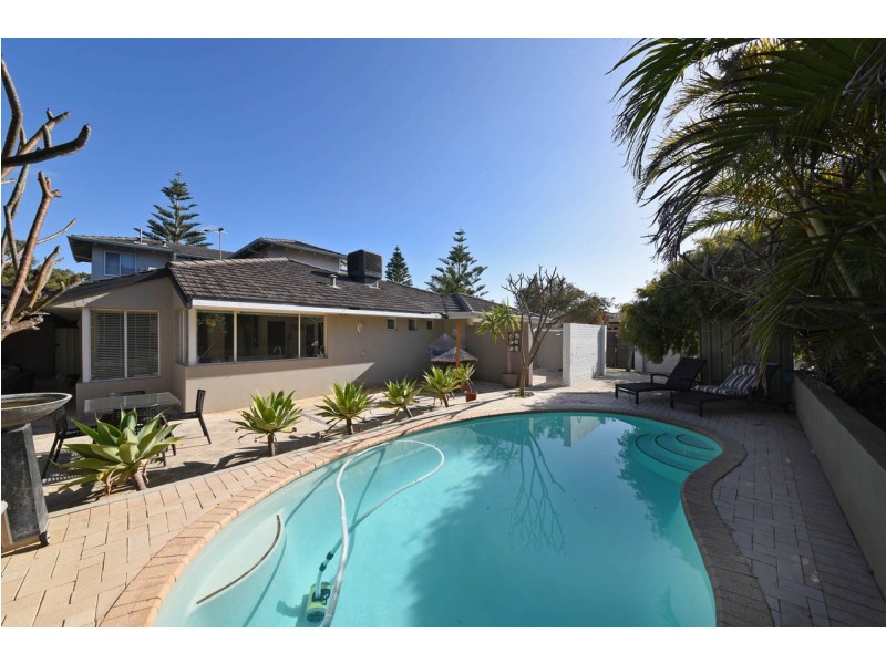 32 Broadbeach Boulevard, Hillarys WA 6025