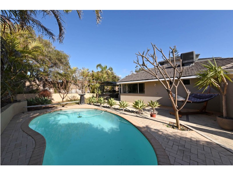 32 Broadbeach Boulevard, Hillarys WA 6025