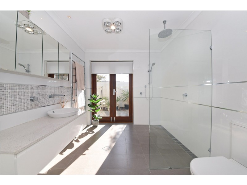 32 Broadbeach Boulevard, Hillarys WA 6025