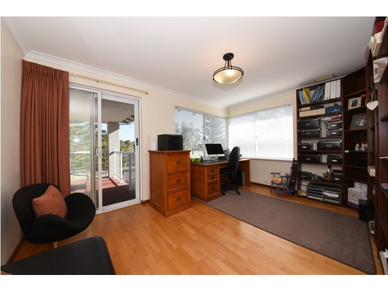 32 Broadbeach Boulevard, Hillarys WA 6025