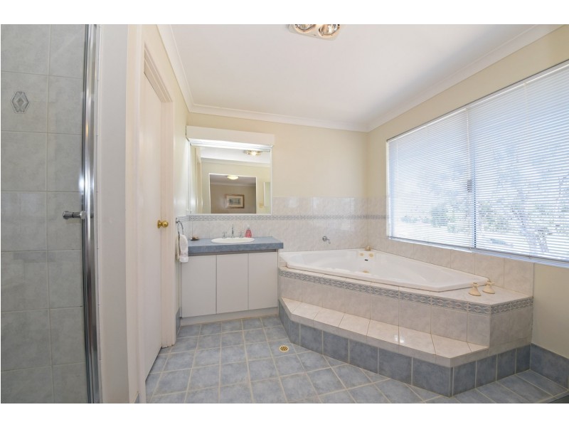 32 Broadbeach Boulevard, Hillarys WA 6025