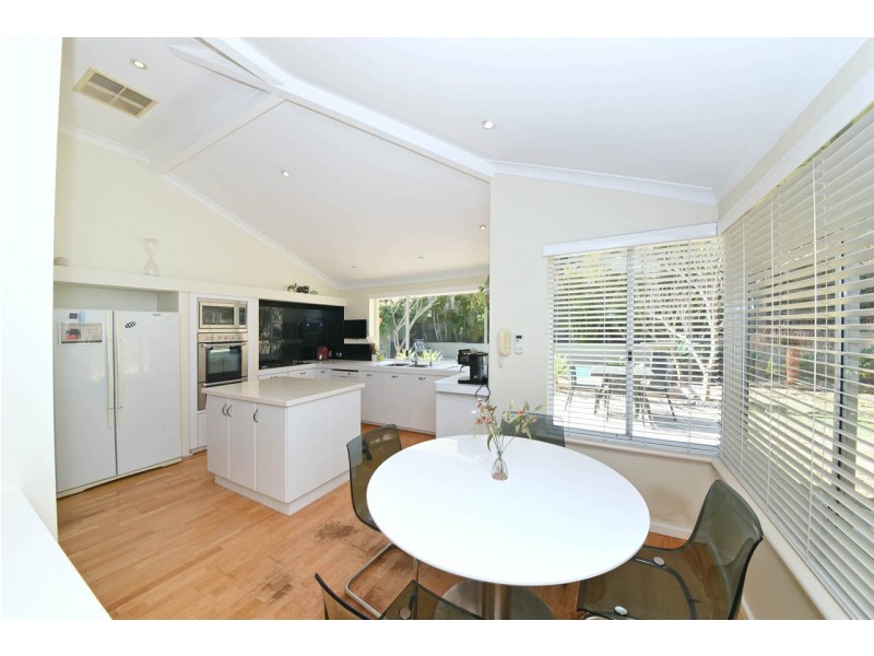 32 Broadbeach Boulevard, Hillarys WA 6025
