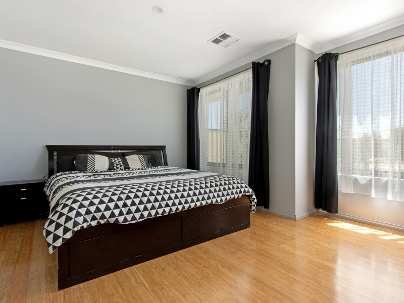 8 Kalbarri Crescent, Bertram WA 6167