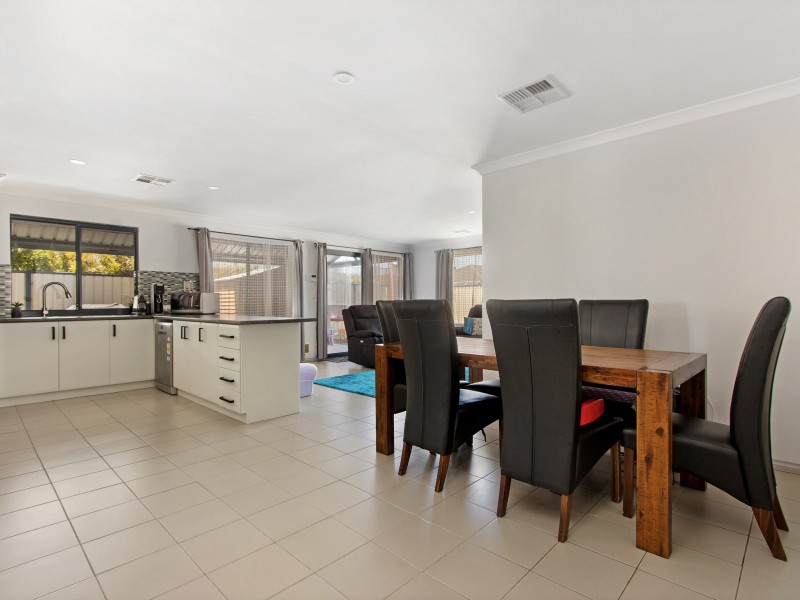 8 Kalbarri Crescent, Bertram WA 6167