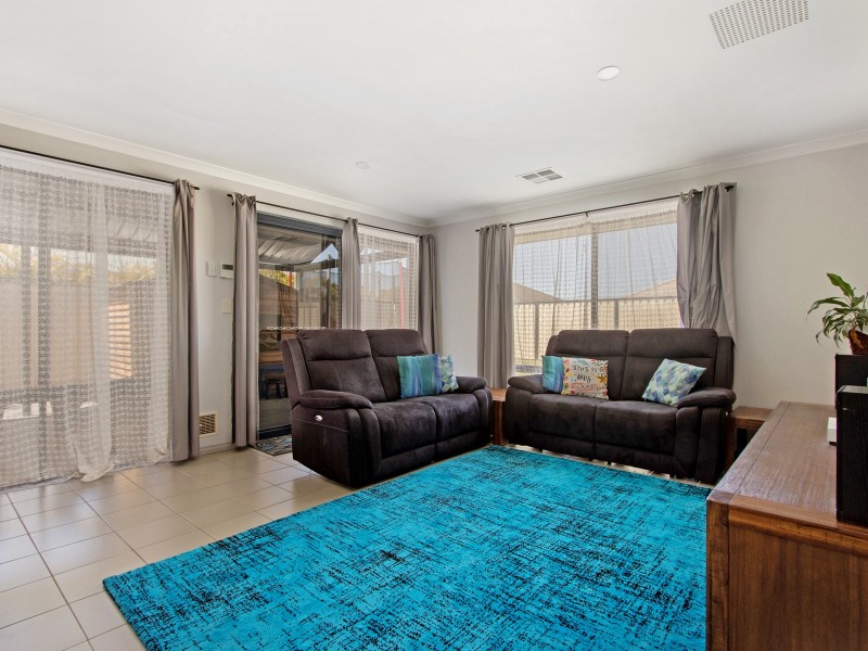 8 Kalbarri Crescent, Bertram WA 6167