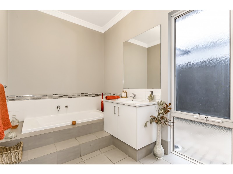 5 Featherleaf Elbow, Banksia Grove WA 6031