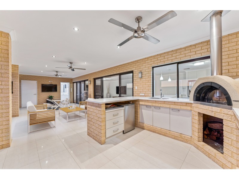 18 Susan Road, Madeley WA 6065