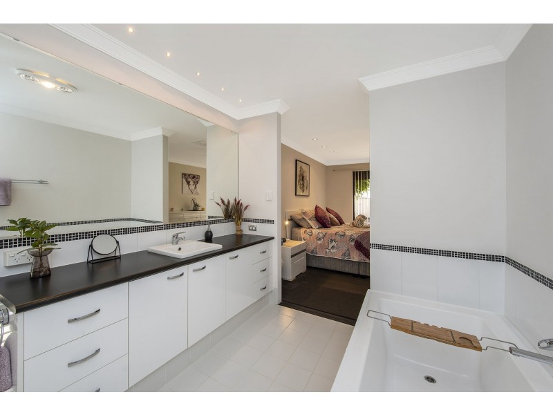 21 St Pierre Loop, Meadow Springs WA 6210