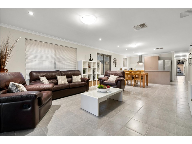 18 Elemi Bend, Atwell WA 6164