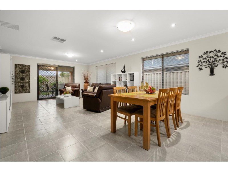 18 Elemi Bend, Atwell WA 6164