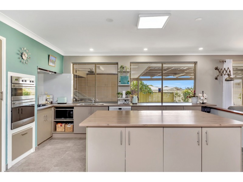 6 Allamanda Way, Halls Head WA 6210