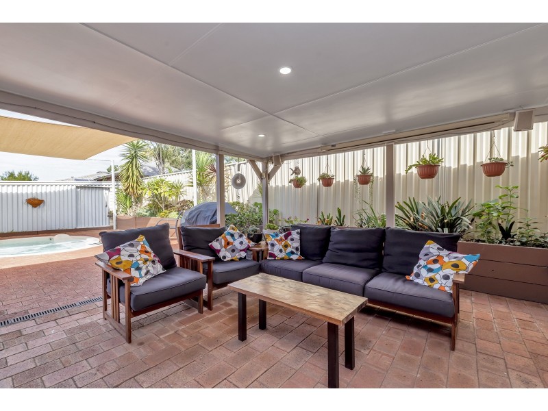 6 Allamanda Way, Halls Head WA 6210