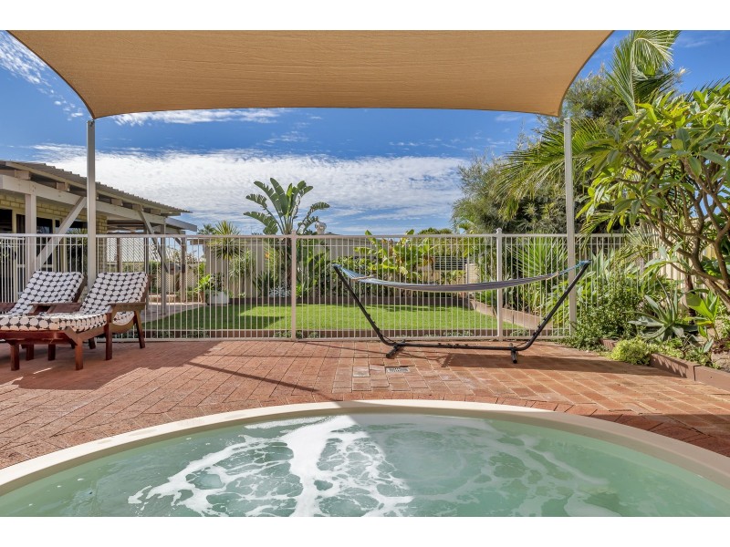 6 Allamanda Way, Halls Head WA 6210