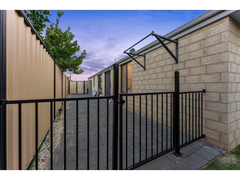 30 Rocklands Loop, Carramar WA 6031