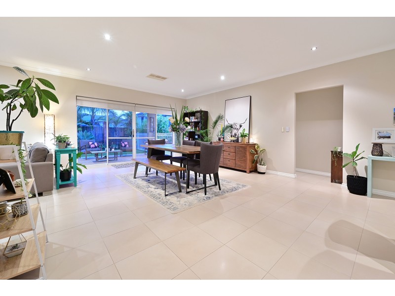 18 Bardeen Pass, Carramar WA 6031