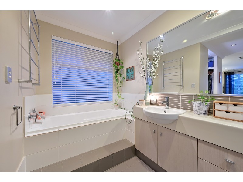 18 Bardeen Pass, Carramar WA 6031