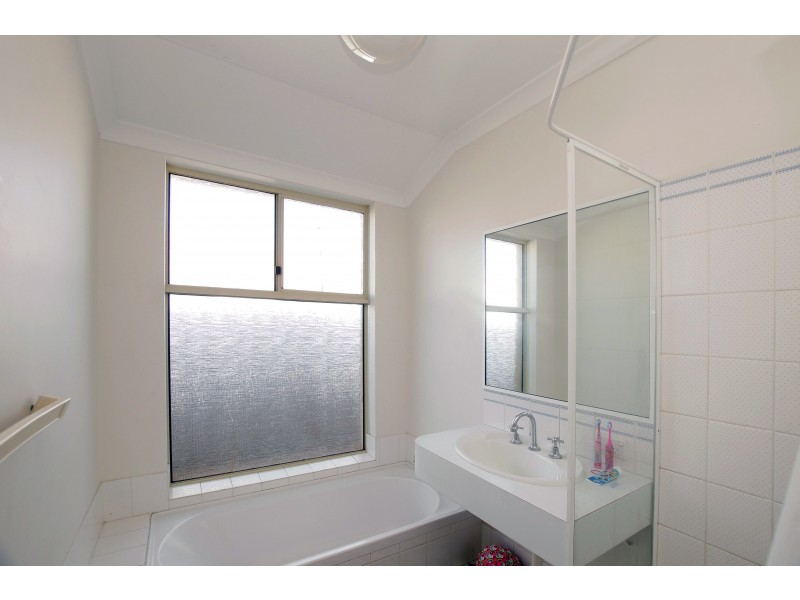 7 Winchester Place, Ballajura WA 6066