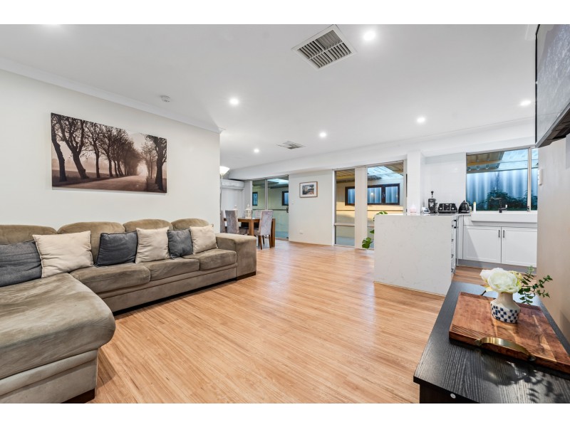 17 Combewood Loop, Carramar WA 6031